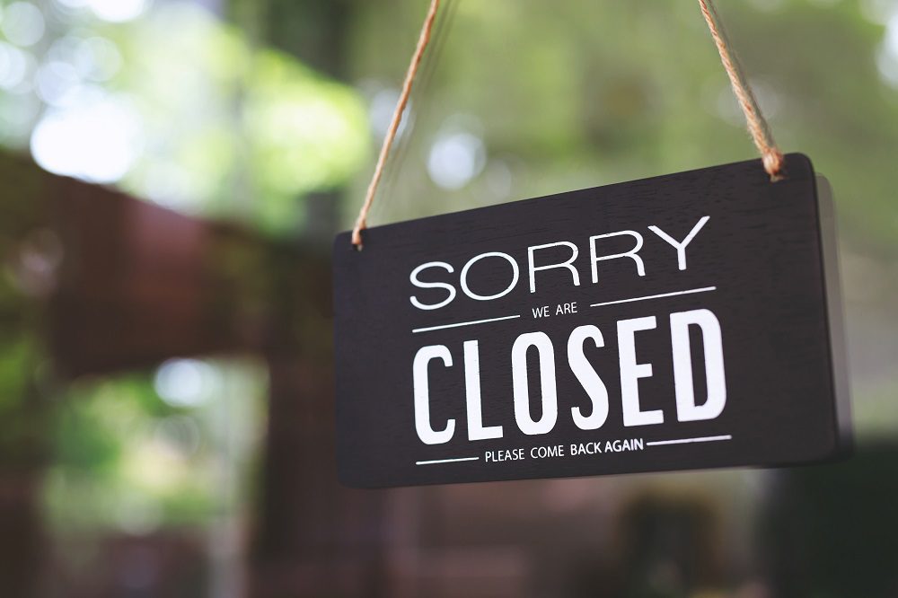 Temporary unemployment in Belgium - new procedure as from 1 January 2023 is showing via Sorry, we are closed on the door of the store. The text on the front of the Café or Restaurant is hanging on the door at the entrance.