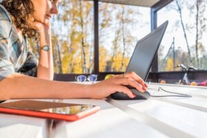 A women working on her laptop. Adapt its working time - solution for work-life balance (Payroll Belgium)